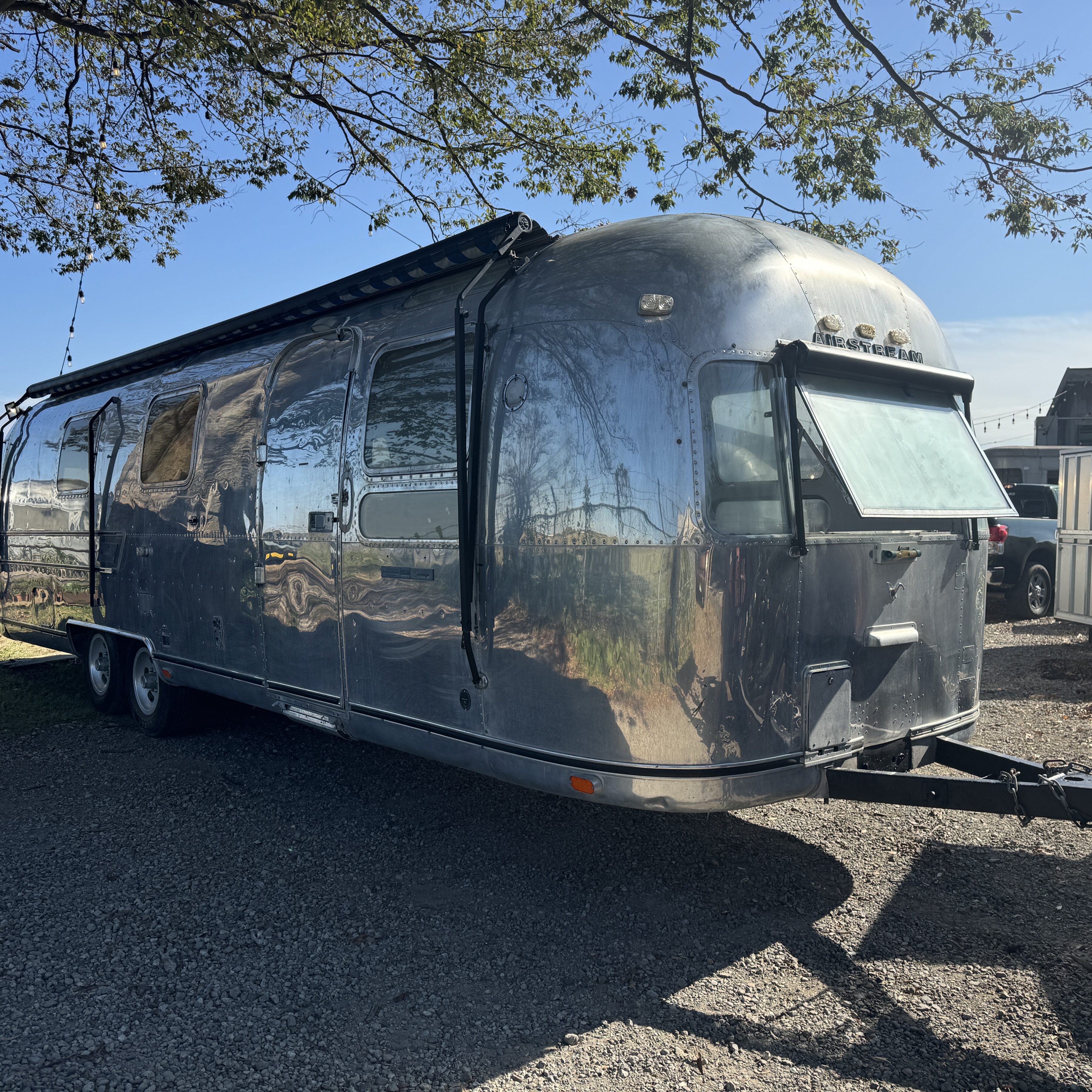 ヴィンテージトレーラー スパルタン エアストリーム 輸入販売 株式会社 ガレージランド AIRSTREAM SPARTAN BOLES AERO レストア カスタム トレーラー車検 牽引 エアストリーム販売 1977 ソブリン　鏡面 エアスト　ヴィンテージエアストリーム スパルタン マナー　ボールズエアロ BOLESエアロ　ヴィンテージトレーラー 各種レストア　エアストキッチンカー オーニング