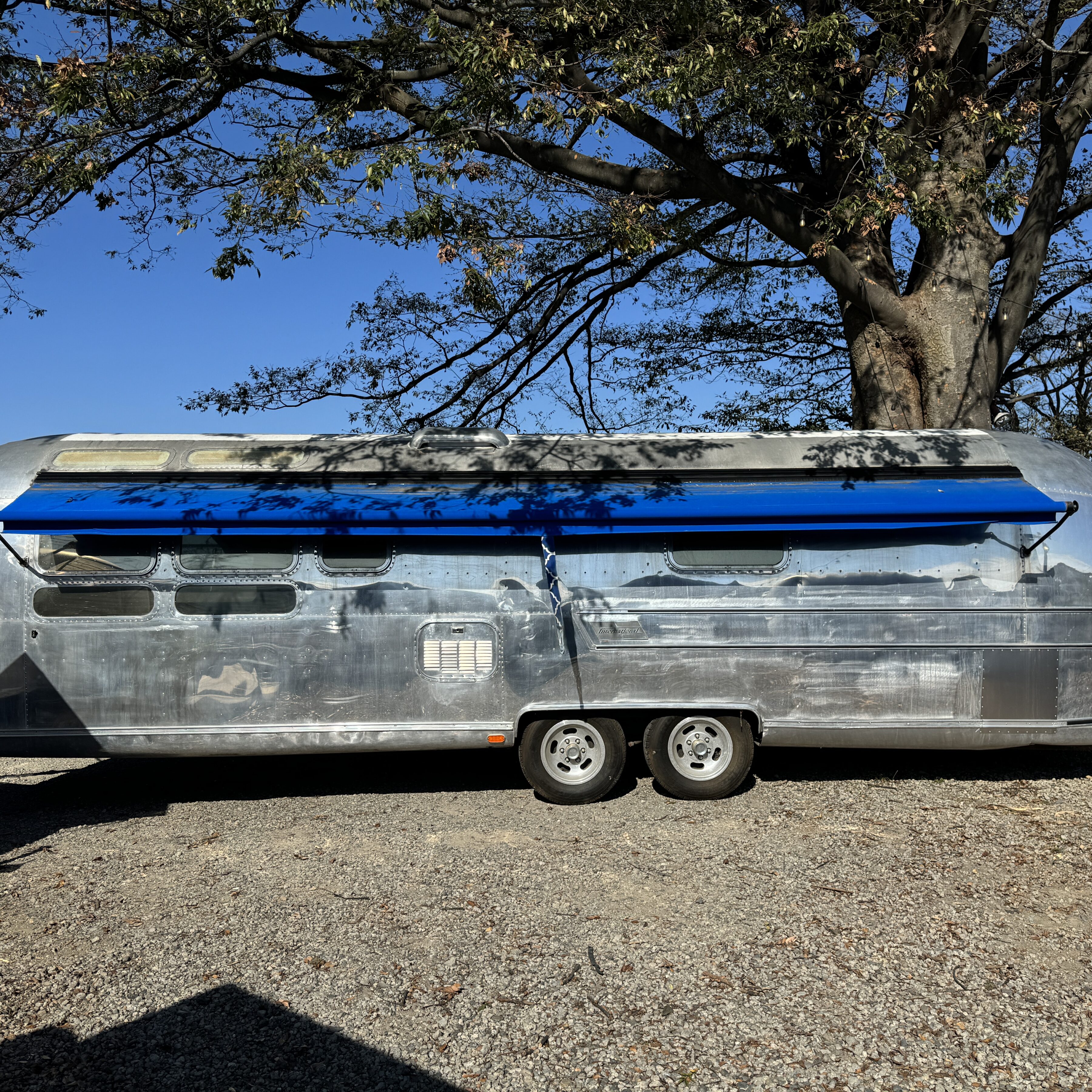 ヴィンテージトレーラー スパルタン エアストリーム 輸入販売 株式会社 ガレージランド AIRSTREAM SPARTAN BOLES AERO レストア カスタム トレーラー車検 牽引 エアストリーム販売 1977 ソブリン　鏡面 エアスト　ヴィンテージエアストリーム スパルタン マナー　ボールズエアロ BOLESエアロ　ヴィンテージトレーラー 各種レストア　エアストキッチンカー オーニング 純正アルミ 内装仕上げ済　1970年代後半　サイドオーニング