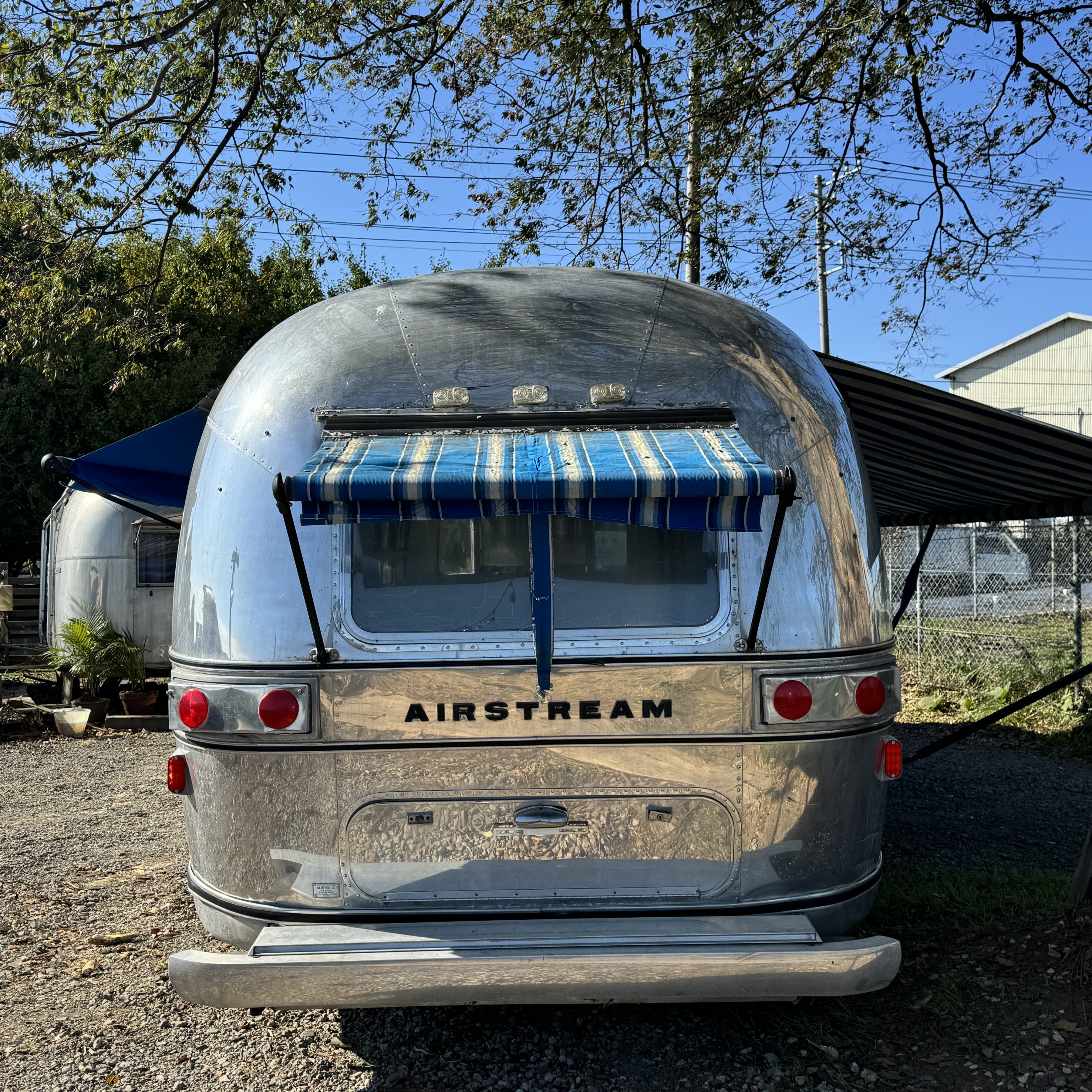 ヴィンテージトレーラー スパルタン エアストリーム 輸入販売 株式会社 ガレージランド AIRSTREAM SPARTAN BOLES AERO レストア カスタム トレーラー車検 牽引 エアストリーム販売 1977 ソブリン　鏡面 エアスト　ヴィンテージエアストリーム スパルタン マナー　ボールズエアロ BOLESエアロ　ヴィンテージトレーラー 各種レストア　エアストキッチンカー オーニング 純正アルミ 内装仕上げ済　1970年代後半　サイドオーニング　リアオーニング