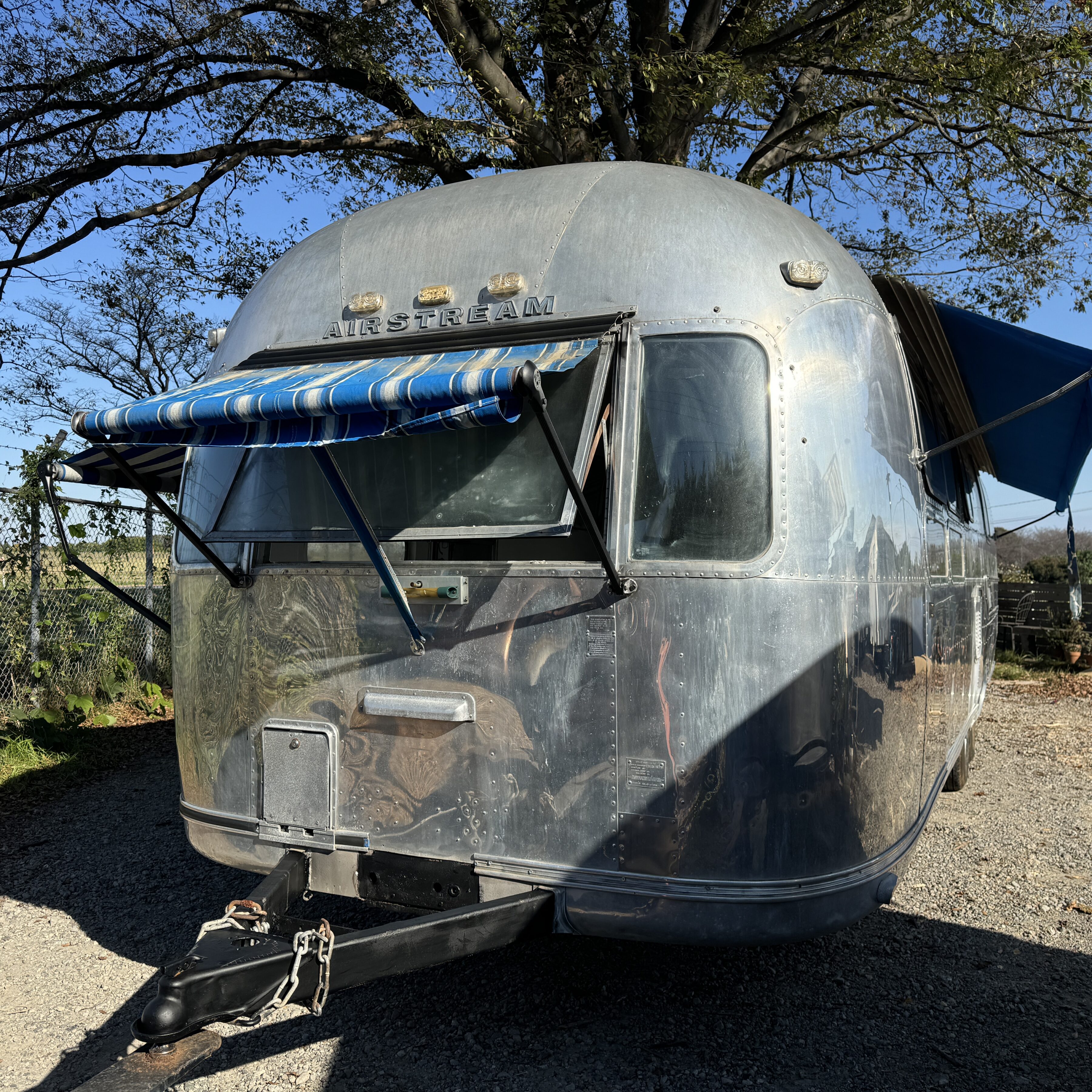 ヴィンテージトレーラー スパルタン エアストリーム 輸入販売 株式会社 ガレージランド AIRSTREAM SPARTAN BOLES AERO レストア カスタム トレーラー車検 牽引 エアストリーム販売 1977 ソブリン　鏡面 エアスト　ヴィンテージエアストリーム スパルタン マナー　ボールズエアロ BOLESエアロ　ヴィンテージトレーラー 各種レストア　エアストキッチンカー オーニング 純正アルミ 内装仕上げ済　1970年代後半　サイドオーニング　フロントオーニング