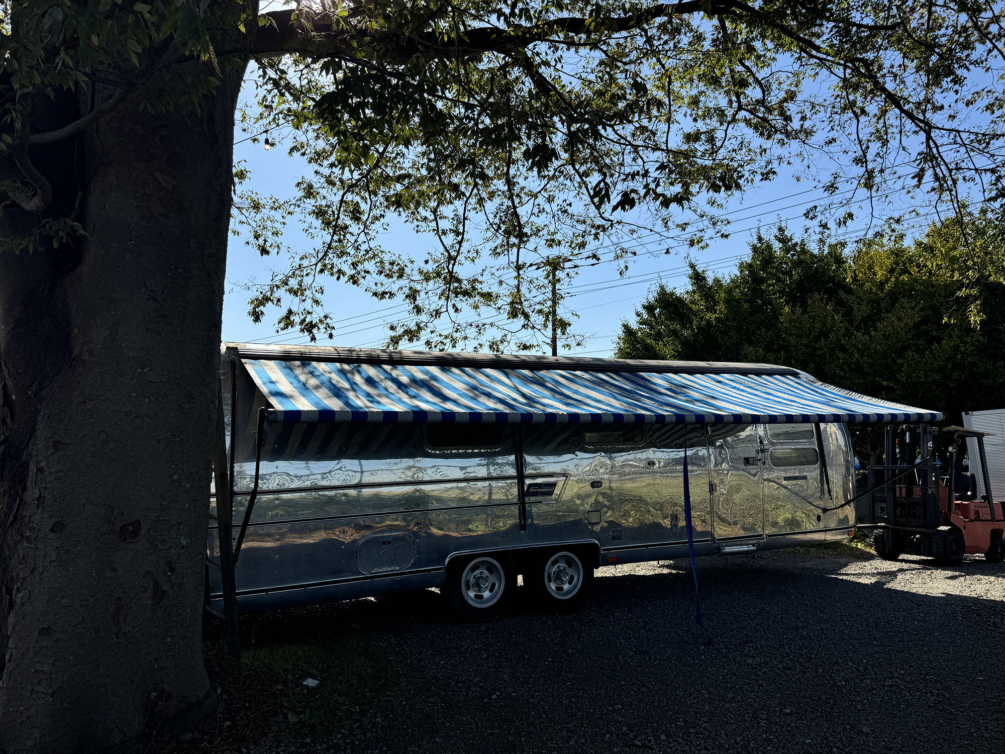 ヴィンテージトレーラー スパルタン エアストリーム 輸入販売 株式会社 ガレージランド AIRSTREAM SPARTAN BOLES AERO レストア カスタム トレーラー車検 牽引 エアストリーム販売 1977 ソブリン　鏡面 エアスト　ヴィンテージエアストリーム スパルタン マナー　ボールズエアロ BOLESエアロ　ヴィンテージトレーラー 各種レストア　エアストキッチンカー オーニング 純正アルミ 内装仕上げ済　1970年代後半　サイドオーニング　Aフレーム　zipdee