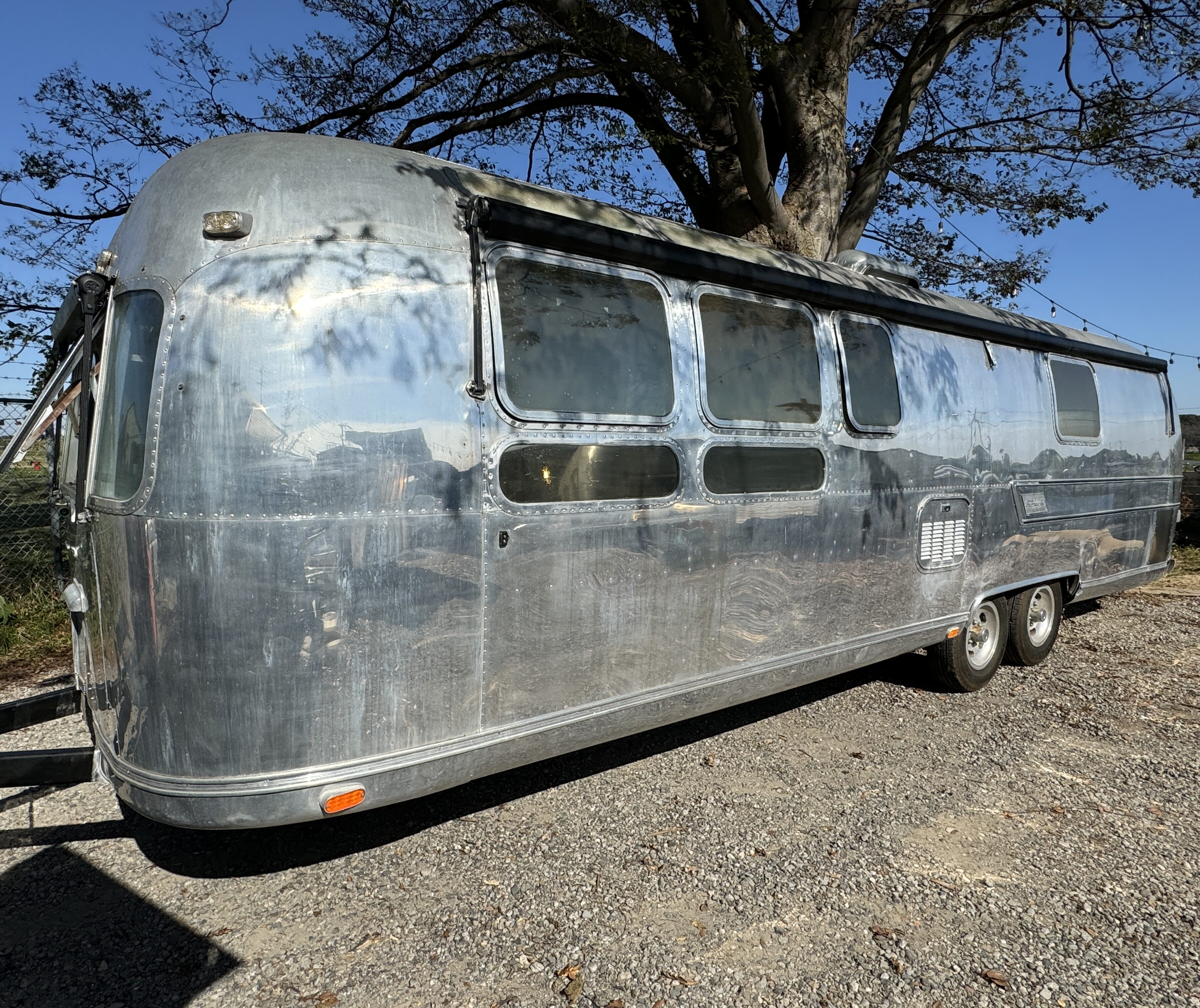 ヴィンテージトレーラー スパルタン エアストリーム 輸入販売 株式会社 ガレージランド AIRSTREAM SPARTAN BOLES AERO レストア カスタム トレーラー車検 牽引 エアストリーム販売 1977 ソブリン　鏡面 エアスト　ヴィンテージエアストリーム スパルタン マナー　ボールズエアロ BOLESエアロ　ヴィンテージトレーラー 各種レストア　エアストキッチンカー オーニング