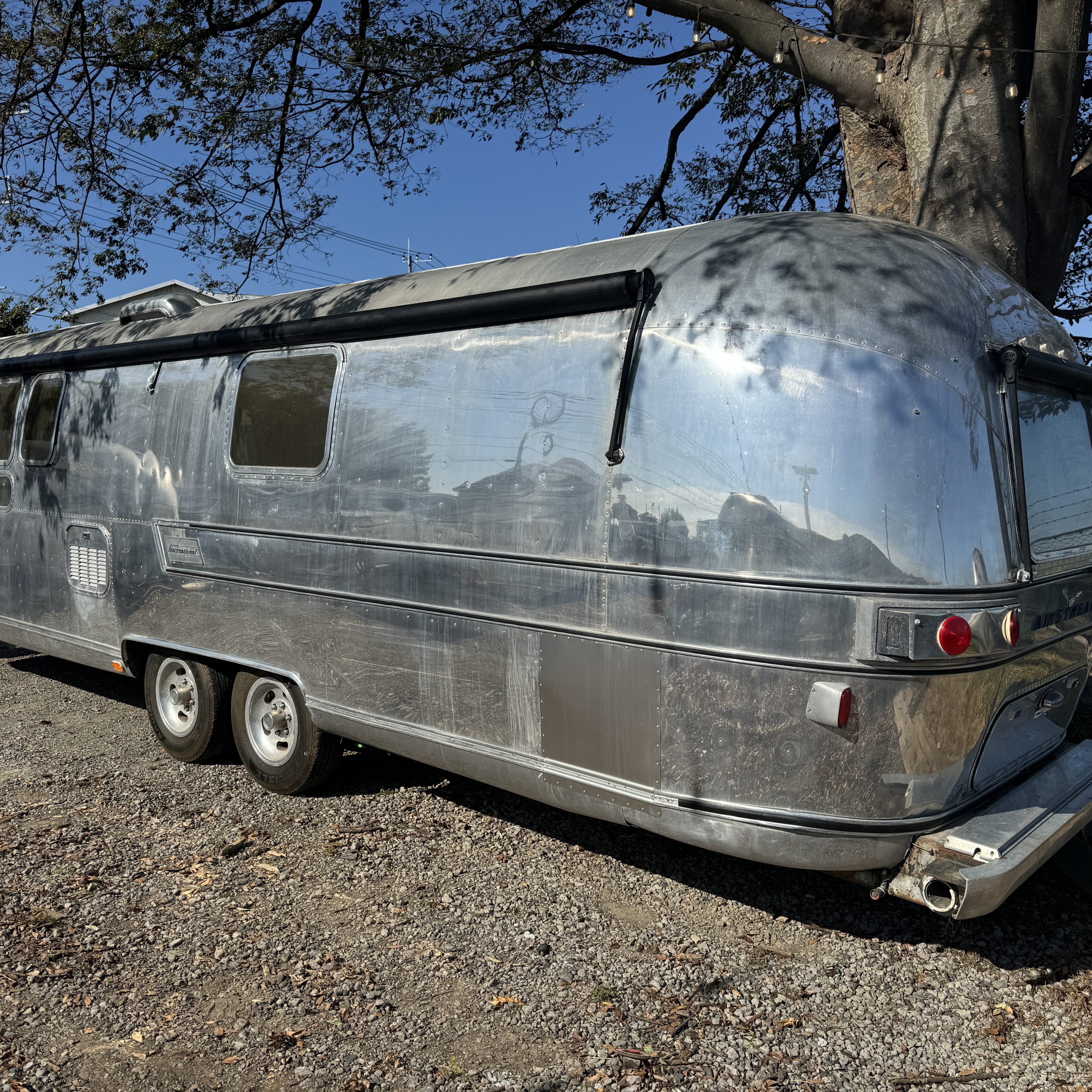 ヴィンテージトレーラー スパルタン エアストリーム 輸入販売 株式会社 ガレージランド AIRSTREAM SPARTAN BOLES AERO レストア カスタム トレーラー車検 牽引 エアストリーム販売 1977 ソブリン　鏡面 エアスト　ヴィンテージエアストリーム スパルタン マナー　ボールズエアロ BOLESエアロ　ヴィンテージトレーラー 各種レストア　エアストキッチンカー オーニング 純正アルミ