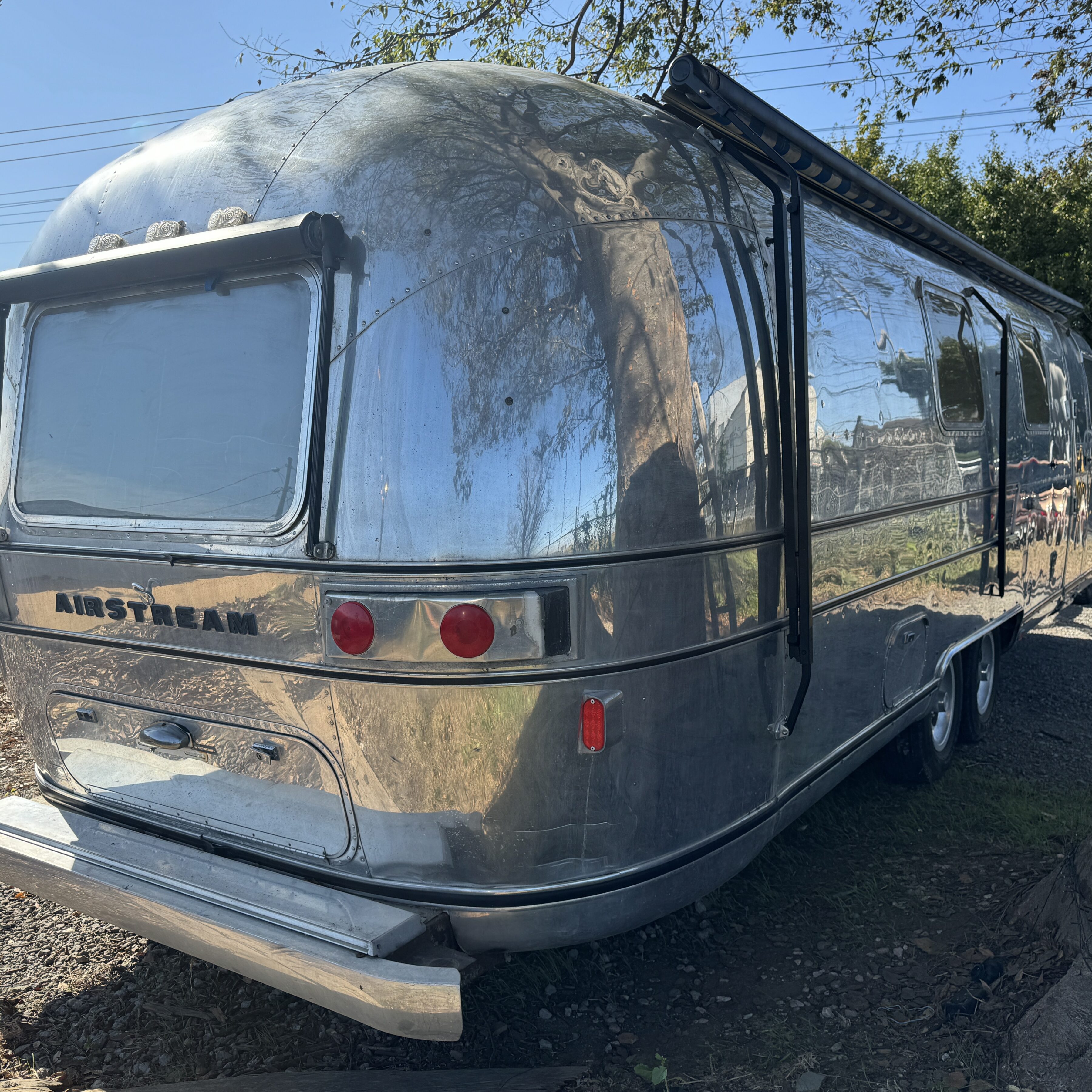 ヴィンテージトレーラー スパルタン エアストリーム 輸入販売 株式会社 ガレージランド AIRSTREAM SPARTAN BOLES AERO レストア カスタム トレーラー車検 牽引 エアストリーム販売 1977 ソブリン　鏡面 エアスト　ヴィンテージエアストリーム スパルタン マナー　ボールズエアロ BOLESエアロ　ヴィンテージトレーラー 各種レストア　エアストキッチンカー オーニング 純正アルミ