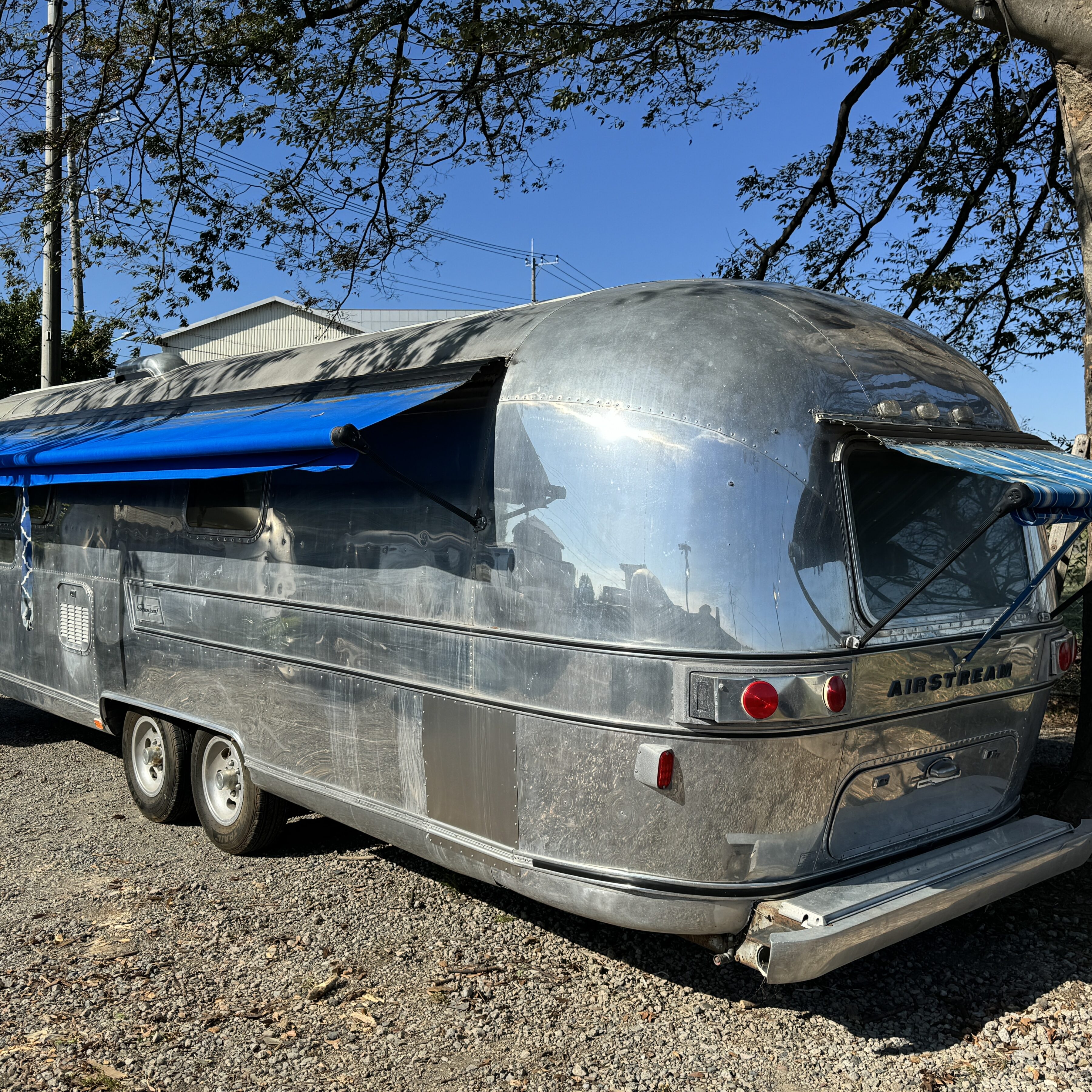 ヴィンテージトレーラー スパルタン エアストリーム 輸入販売 株式会社 ガレージランド AIRSTREAM SPARTAN BOLES AERO レストア カスタム トレーラー車検 牽引 エアストリーム販売 1977 ソブリン　鏡面 エアスト　ヴィンテージエアストリーム スパルタン マナー　ボールズエアロ BOLESエアロ　ヴィンテージトレーラー 各種レストア　エアストキッチンカー オーニング 純正アルミ