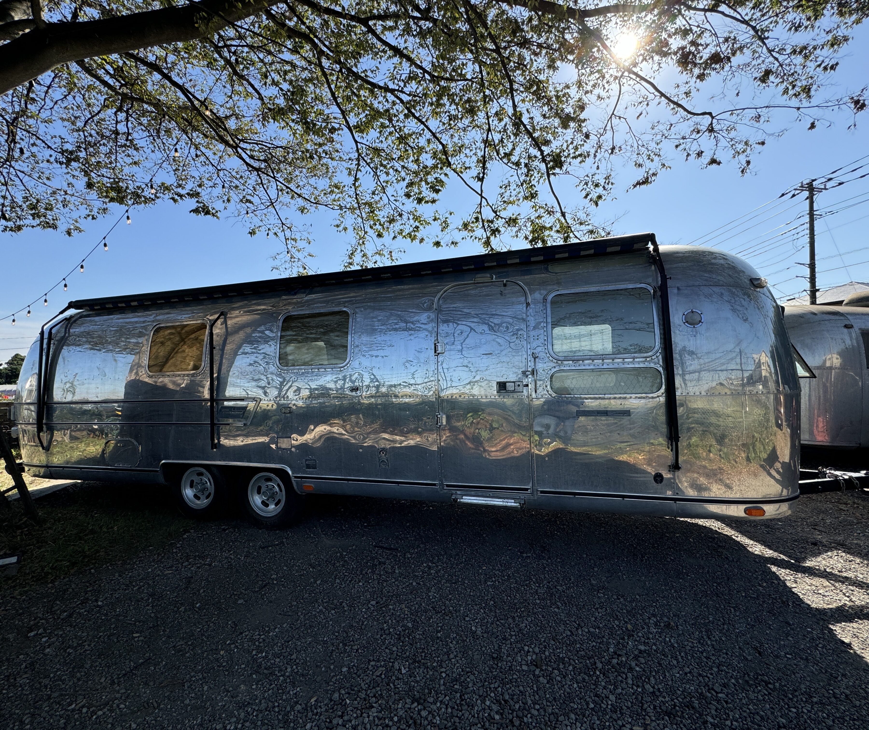 ヴィンテージトレーラー スパルタン エアストリーム 輸入販売 株式会社 ガレージランド AIRSTREAM SPARTAN BOLES AERO レストア カスタム トレーラー車検 牽引 エアストリーム販売 1977 ソブリン　鏡面 エアスト　ヴィンテージエアストリーム スパルタン マナー　ボールズエアロ BOLESエアロ　ヴィンテージトレーラー 各種レストア　エアストキッチンカー オーニング 純正アルミ 内装仕上げ済