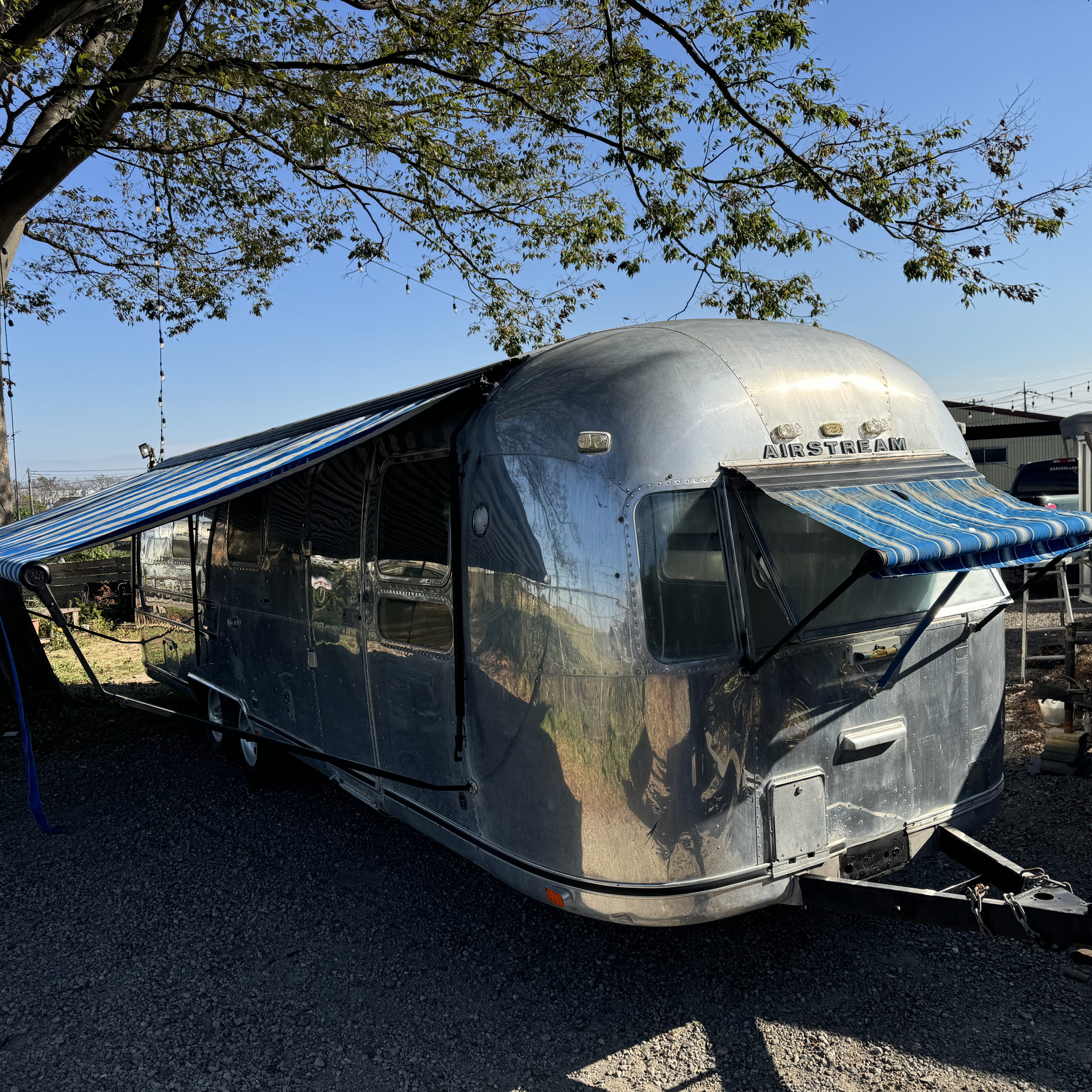 ヴィンテージトレーラー スパルタン エアストリーム 輸入販売 株式会社 ガレージランド AIRSTREAM SPARTAN BOLES AERO レストア カスタム トレーラー車検 牽引 エアストリーム販売 1977 ソブリン　鏡面 エアスト　ヴィンテージエアストリーム スパルタン マナー　ボールズエアロ BOLESエアロ　ヴィンテージトレーラー 各種レストア　エアストキッチンカー オーニング 純正アルミ 内装仕上げ済　1970年代後半