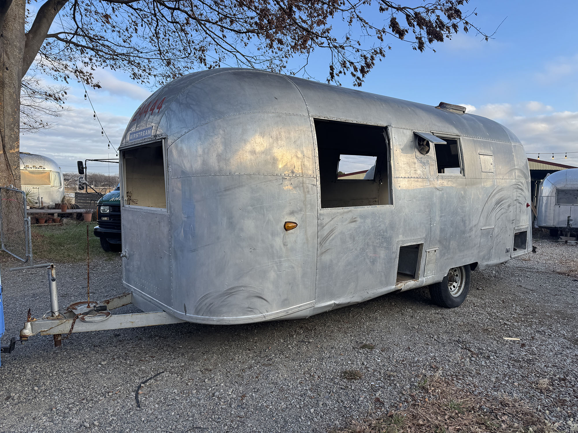 株式会社ガレージランド エアストリーム販売 エアストリーム輸入 エアストリーム エアーストリーム 1963年エアストリーム サファリ ビンテージ ヴィンテージトレーラー ビンテージトレーラー レストア 車検 桜 仕上げ 日本全国登録納車 AIRSTREAM 直輸入　エアストリーム専門店 エアストリーム輸入販売　22フィート 店舗 トレーラーハウス エアーストリーム 1963y AIRSTREAM SAFARI 店舗 車検取得可能 ロックガード付き 磨き 現状　格安　24444 陸送　ベース車両