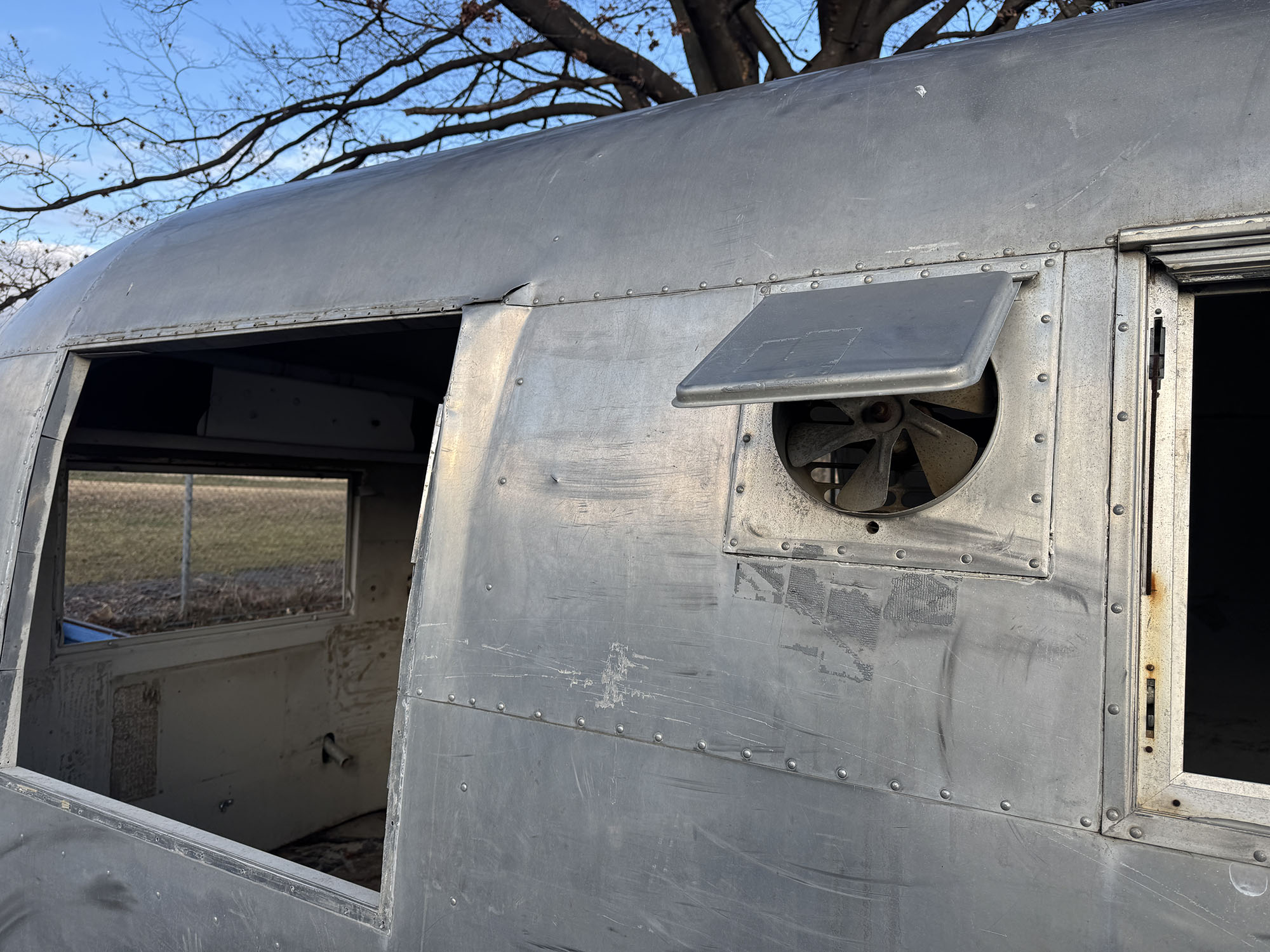 株式会社ガレージランド エアストリーム販売 エアストリーム輸入 エアストリーム エアーストリーム 1963年エアストリーム サファリ ビンテージ ヴィンテージトレーラー ビンテージトレーラー レストア 車検 桜 仕上げ 日本全国登録納車 AIRSTREAM 直輸入　エアストリーム専門店 エアストリーム輸入販売　22フィート 店舗 トレーラーハウス エアーストリーム 1963y AIRSTREAM SAFARI 店舗 車検取得可能 ロックガード付き 磨き 現状　格安　24444 陸送　ベース車両