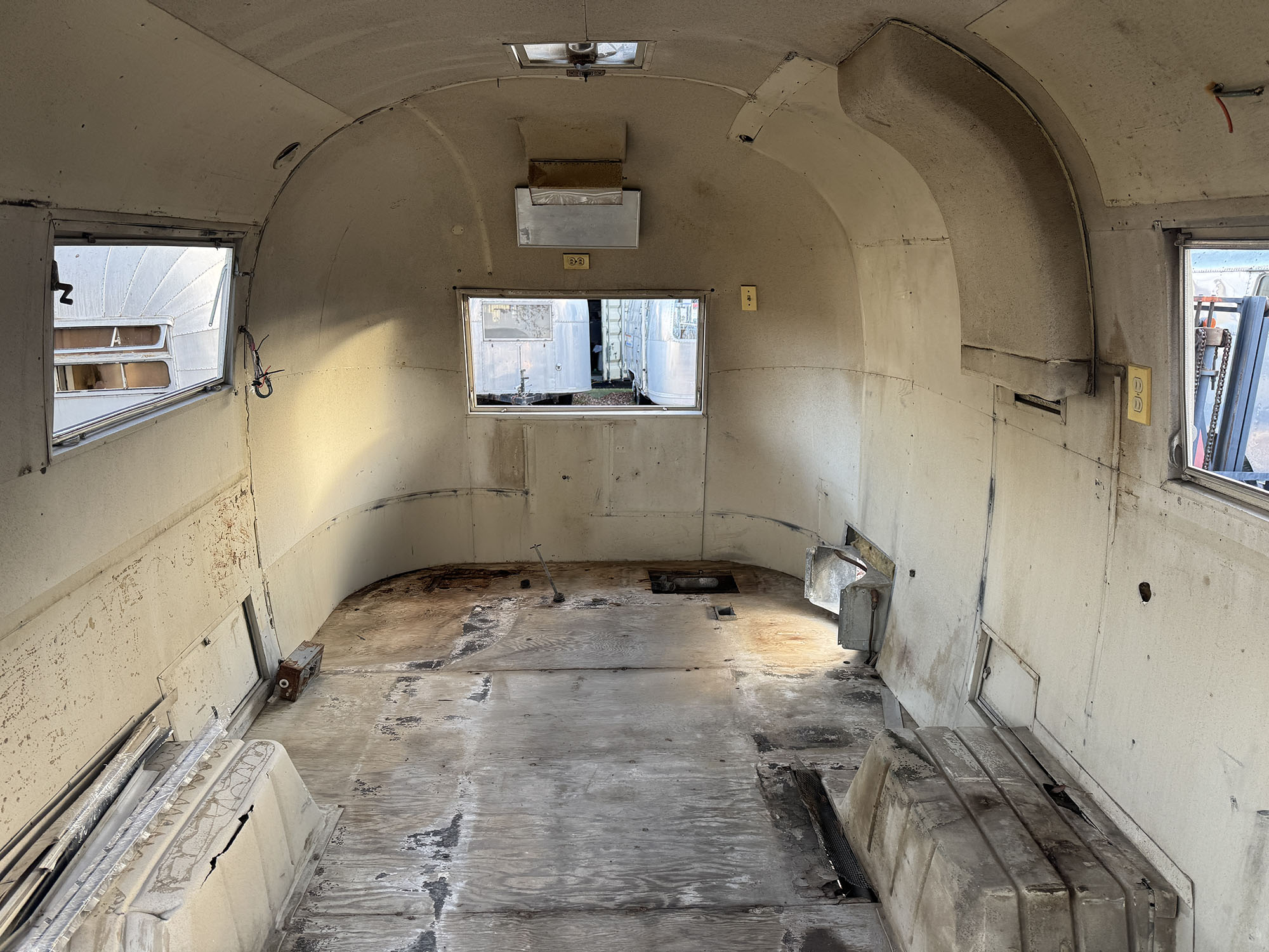 株式会社ガレージランド エアストリーム販売 エアストリーム輸入 エアストリーム エアーストリーム 1963年エアストリーム サファリ ビンテージ ヴィンテージトレーラー ビンテージトレーラー レストア 車検 桜 仕上げ 日本全国登録納車 AIRSTREAM 直輸入　エアストリーム専門店 エアストリーム輸入販売　22フィート 店舗 トレーラーハウス エアーストリーム 1963y AIRSTREAM SAFARI 店舗 車検取得可能 ロックガード付き 磨き 現状　格安　24444 陸送　ベース車両